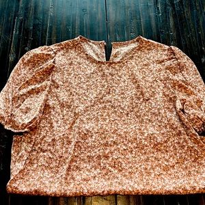 Short sleeve blouse, perfect for casual or work!
